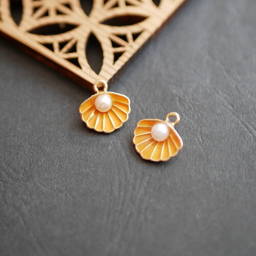 X2 pendentif petit coquillage en laiton doré et émail orange, breloque coquillage doré. perles et coquillage  inspirés par l'océan 15x16mm