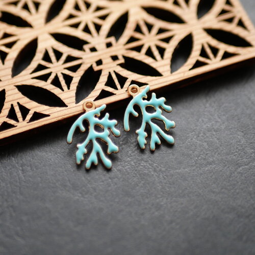 2 breloques corail émaillé bleu et laiton doré, inspirés par l'océan. 15x21mm