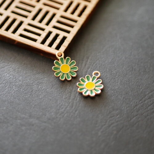 2 breloques marguerite en émail vert, breloques en forme de fleur en émail, breloques fleur doré et jaune, 12x14mm