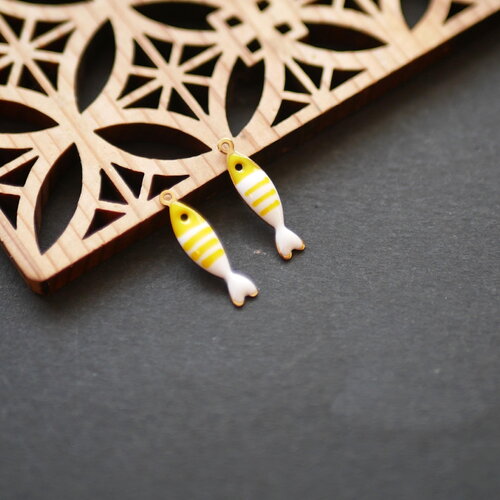 X2 breloque poisson sardine en émail jaune et acier inoxydable 304 doré. pendentif animal marin. 18,5 mm