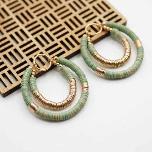 2 pendentifs doubles créoles heishi vert sauge et doré. 40x45mm. connecteurs de bijoux ethniques. fournitures diy bohème chic