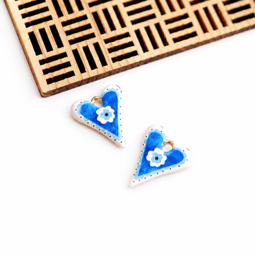 Pendentifs cœur bleu fleuri 20x22 mm. breloques cœur bohème émaillées. fournitures bijoux. lot de 2