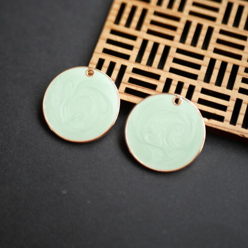 Pendentif rond vert d’eau irisé.  25mm. effet nacré. bijou minimaliste et élégant. 2 pcs