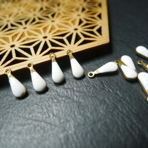 X10 petite breloque en émail blanc, mini goutte doré, goutte en laiton émaillée, 4x10mm