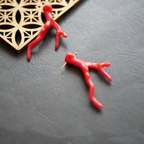 X2 pendentif branche de corail en acrylique rouge, perles en plastique rouge, inspirés par l'océan. 34x46mm