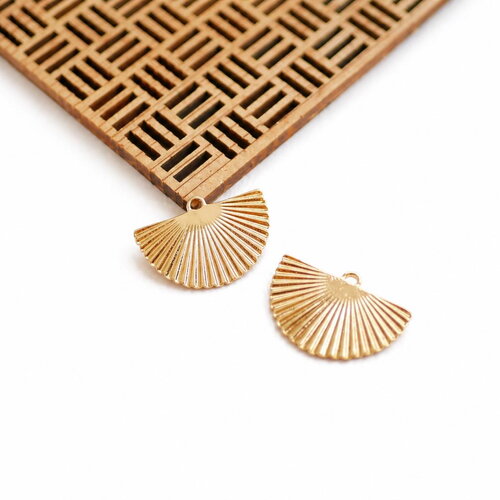 2 pendentifs éventail doré 20x30 mm. breloques demi lune texturé. apprêts bijoux diy . style minimaliste chic