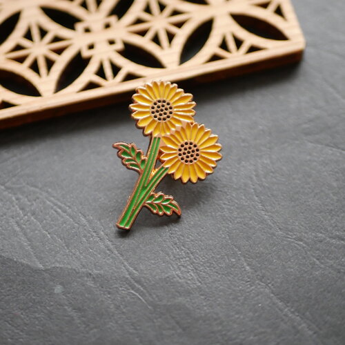 Pin's tournesol en émail jaune et doré, broche à fleurs en émail, pins en émail jaune, 24x34mm