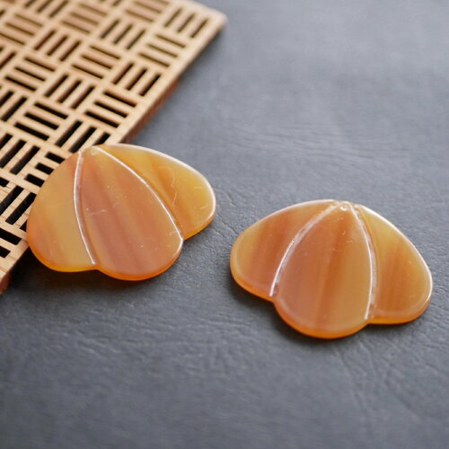 2 pendentifs en résine marron ocre , grand pendentif feuille jaune moutarde ,35x42mm