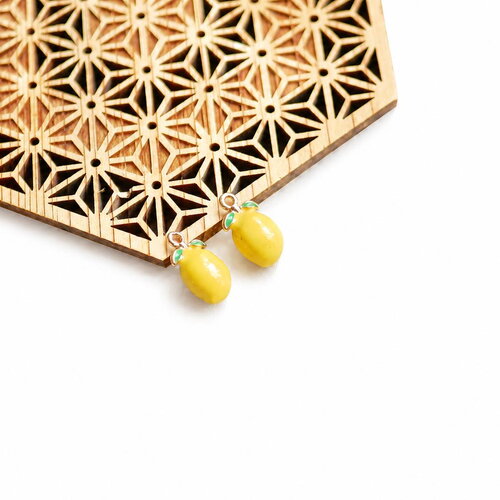 Breloque citron jaune en émail et laiton doré, breloques fruit. 10x15mm. lot de 2