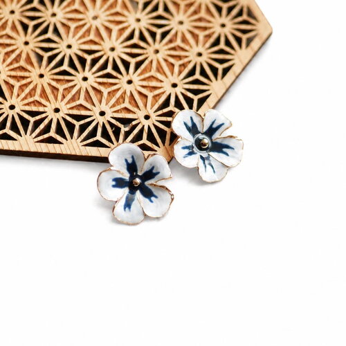 2 pendentifs fleurs bleues 20 mm. breloques émaillées, bijou floral romantique, cadeau femme