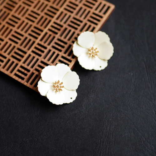 Boucles d'oreilles en forme de grande fleur camélia beige, clous d'oreilles en forme de fleur, breloque fleur vintage,30mm