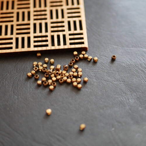 30 perles carrés cubes bronze 2,5mm