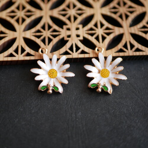 X2 breloque fleur en émail blanc et laiton doré , breloques en forme  marguerite en émail, breloques fleur doré et blanc, 21x28mm