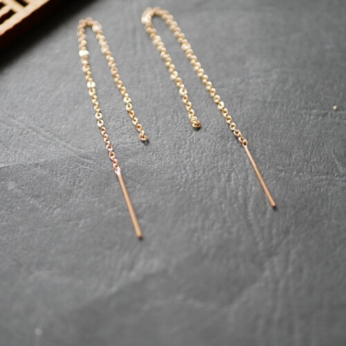 Boucles d'oreilles traversantes "fil de soie" en chaine doré. boucles d'oreilles minimalisme