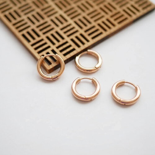 Boucles d'oreilles créoles épaisses doré. 17mm x 3mm. petits anneaux huggies modernes et minimalistes