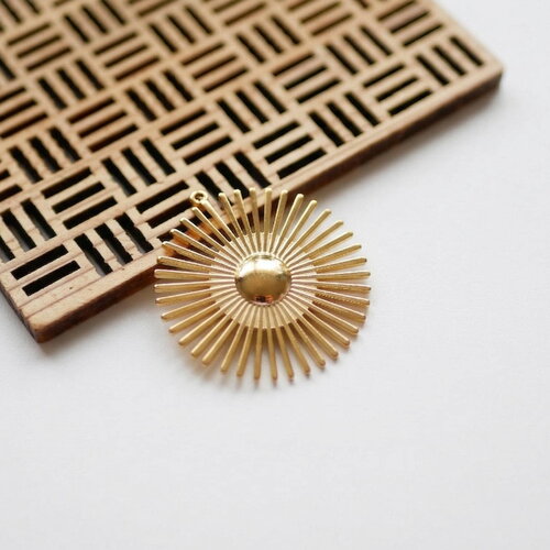 Pendentif soleil en acier inoxydable 304 doré. plaqué or 18k ip. 38x35 mm. fournitures bijoux