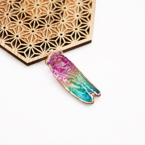 Pendentif cigale sculpté en cristal de quartz naturel arc en ciel et doré 19x53mm