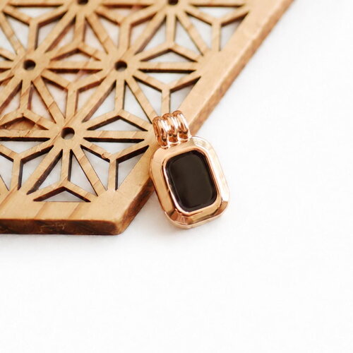 Pendentif rectangle noir 10x16 mm en acier doré. breloque élégante minimaliste pour collier femme