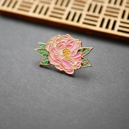 Pin's pivoine en émail rose et doré, broche à fleurs en émail, pins en émail pivoine rose, 22x35mm