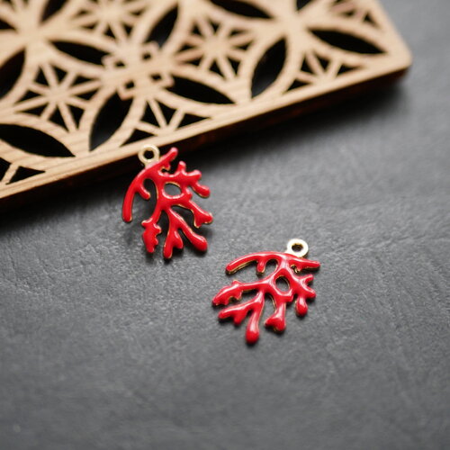 2 breloques corail émaillé rouge et laiton doré, inspirés par l'océan. 15x21mm
