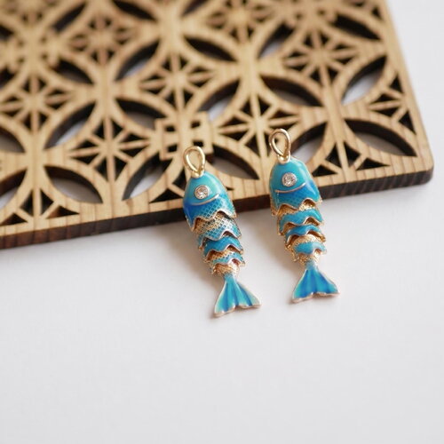 X2 pendentif poisson en laiton doré et émail bleu, pendentif poisson inspiré de l'océan. 10x35mm