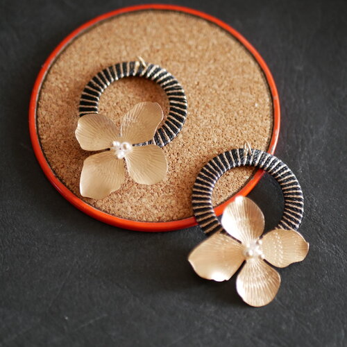 X2 grand pendentif fleur doré mat et noir , plastron en métal, fabrication de bijoux, 38x55mm