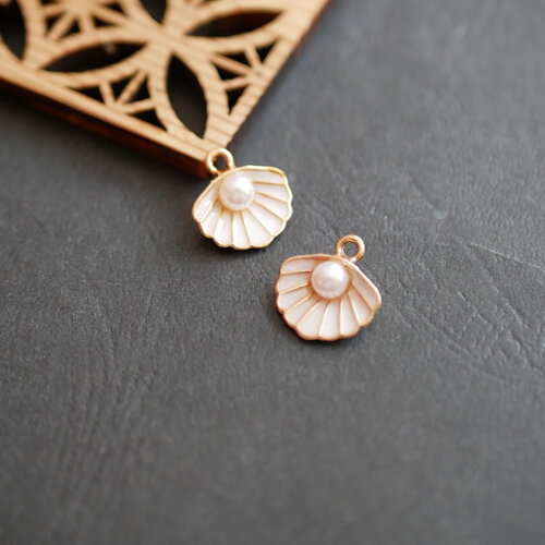 X2 pendentif petit coquillage en laiton doré et émail blanc, breloque coquillage doré. perles et coquillage  inspirés par l'océan 15x16mm