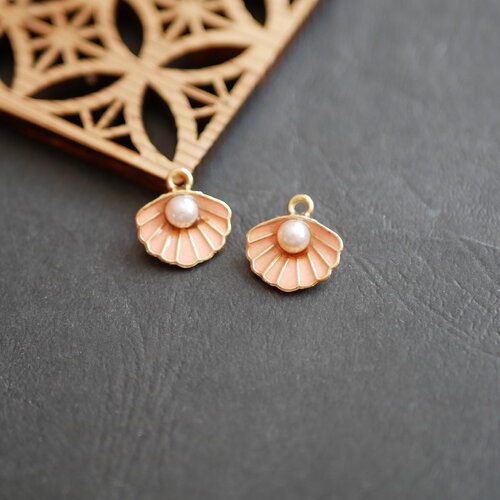 X2 pendentif petit coquillage en laiton doré et émail rose, breloque coquillage doré. perles et coquillage inspirés par l'océan 15x16mm