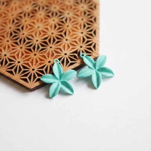 2 breloques fleurs turquoise 28x30 mm, pendentifs fleurs en métal mat, apprêts bijoux fleur tropicale, hibiscus pour créations diy
