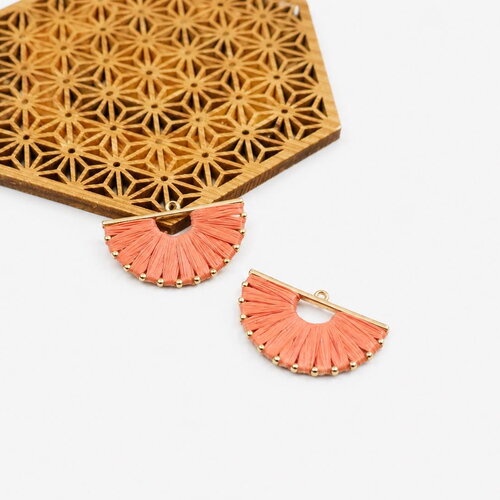 2 pendentifs demi-lune en raphia rose corail et métal doré. connecteurs éventail pour boucles d'oreilles bohème. 22x35mm