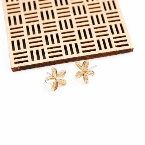 Boucles d’oreilles en forme de fleur frangipanier doré 15 mm. style tropical, minimaliste et élégant