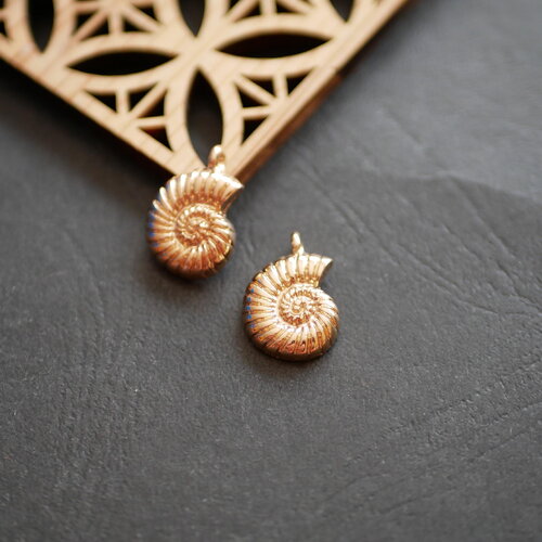 X2 pendentif petit coquillage escargot en laiton doré, breloque coquillage doré, pendentif en laiton doré, 13x18mm