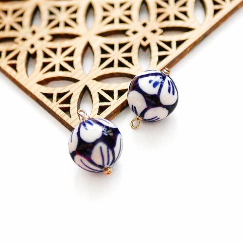 Perles en céramique bleu blanc, breloques rondes. 20x25mm. pendentif porcelaine, perles artisanales, style azulejos. 2 pièces