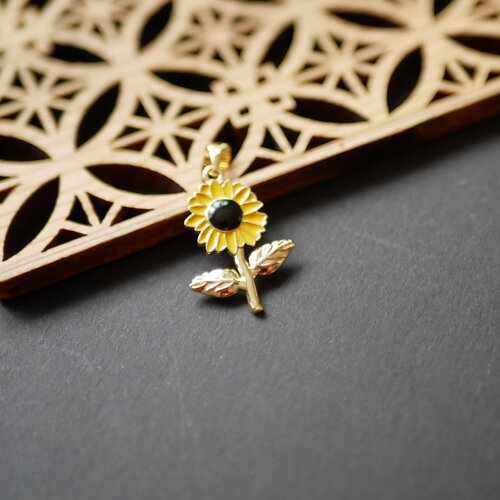 Breloque tournesol en émail jaune et laiton doré, pendentif fleur en laiton doré et émail, 16x23mm