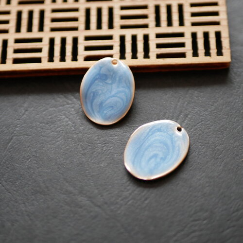 2 breloques en émail bleu et doré, breloque sequin ovale bleue, perles bleues irisées , 18x22mm