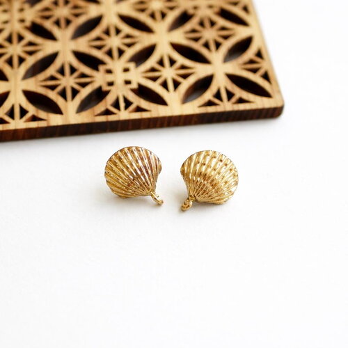 Boucles d’oreilles coquillage en laiton doré inspirées par l’océan, clous d’oreilles coquillage 15 mm, bijou de plage