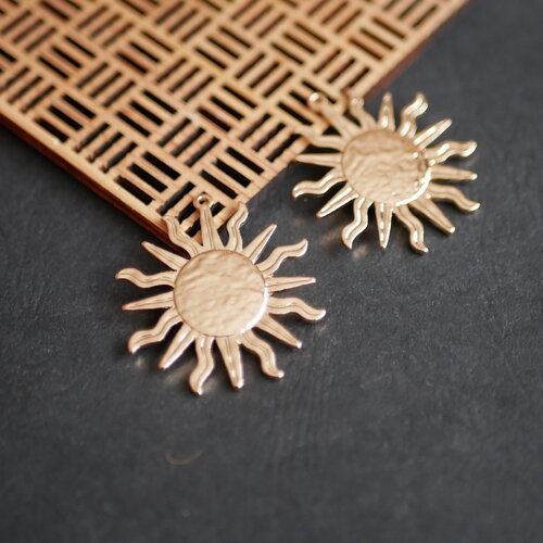 2 pendentifs soleil doré martelés, 35x40mm. accessoire pour création de bijoux. grands pendentif doré