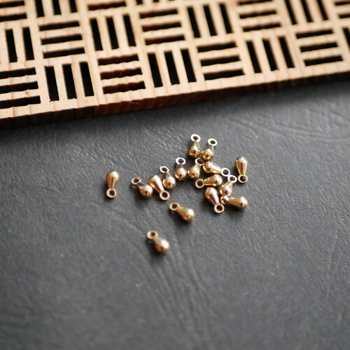 10 breloques gouttes en laiton brut doré, 3x6mm. breloques fines pour création de bijoux