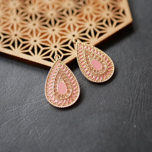 X2 pendentif doré et émail rose corail, perles rose corail, pendentif goutte doré et émail rose, 18x32mm