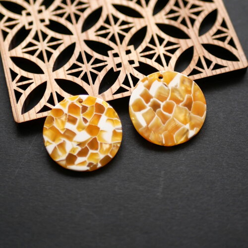 X2 pendentif rond en acrylique imitation écaille, aux teintes miel, caramel et blanc crème, 30mm