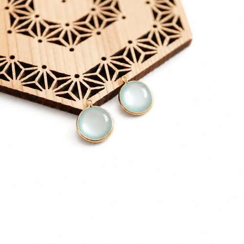 2 pendentifs en verre vert d’eau bleu laiteux 13x16 mm. breloques rondes serties dorées pour bijoux diy