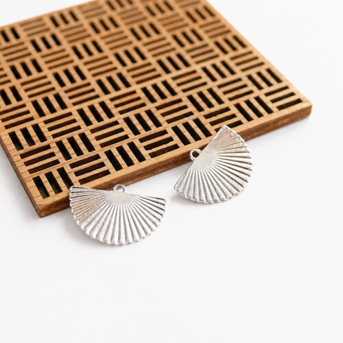2 pendentifs éventail doré 20x30 mm. breloques demi lune texturé. apprêts bijoux diy . style minimaliste chic