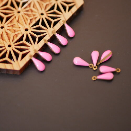 10 breloques gouttes, laiton bronze et émail rose bonbon, 4x10mm