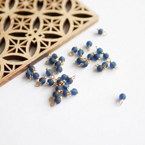 Breloques grelots bleu marine mat et doré. perles de verre 4x8mm.  apprêts pour création de bijoux et boucles d'oreilles. lot de 40