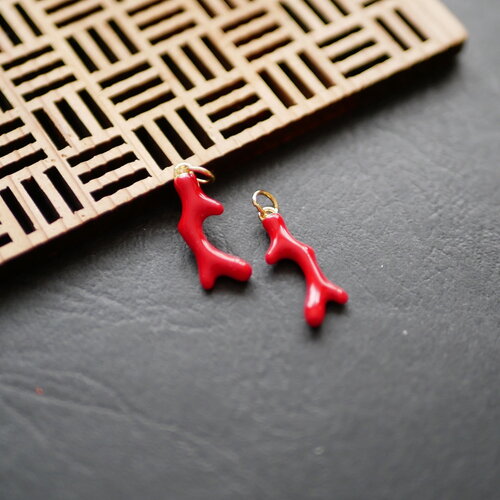 X2 breloque branche de corail en laiton doré et émail rouge, inspirés par l'océan. 8x22mm