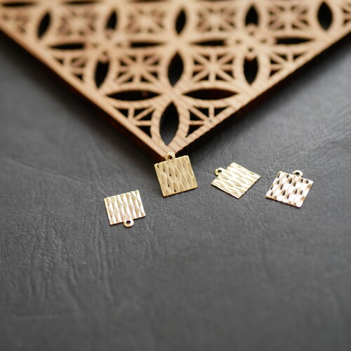X10 breloque carrée en laiton dorée , pendentif doré texturé 9x11mm.