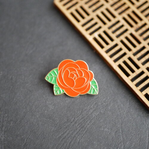 Pin's rose en émail rouge et doré, broche à fleurs en émail, 21x31mm