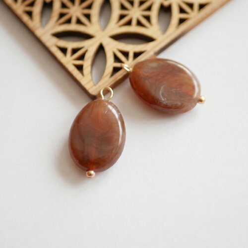 Pendentifs ovales effet pierre. acrylique marron marbré et métal doré. 18x32 mm. lot de 2