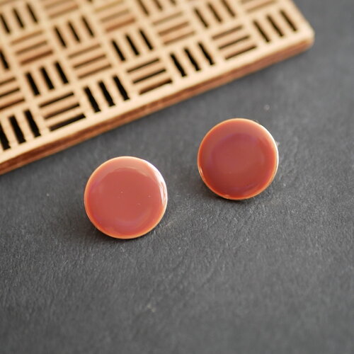 Boucles d'oreilles rondes en émail marron et doré. puces d'oreilles géométriques. style vintage. 18mm