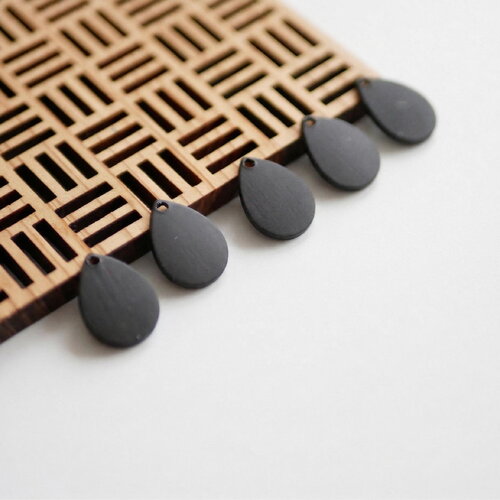 Sequin goutte noir mat. lot de 5 pièces, 10 x 15 mm, métal sans nickel ni plomb.